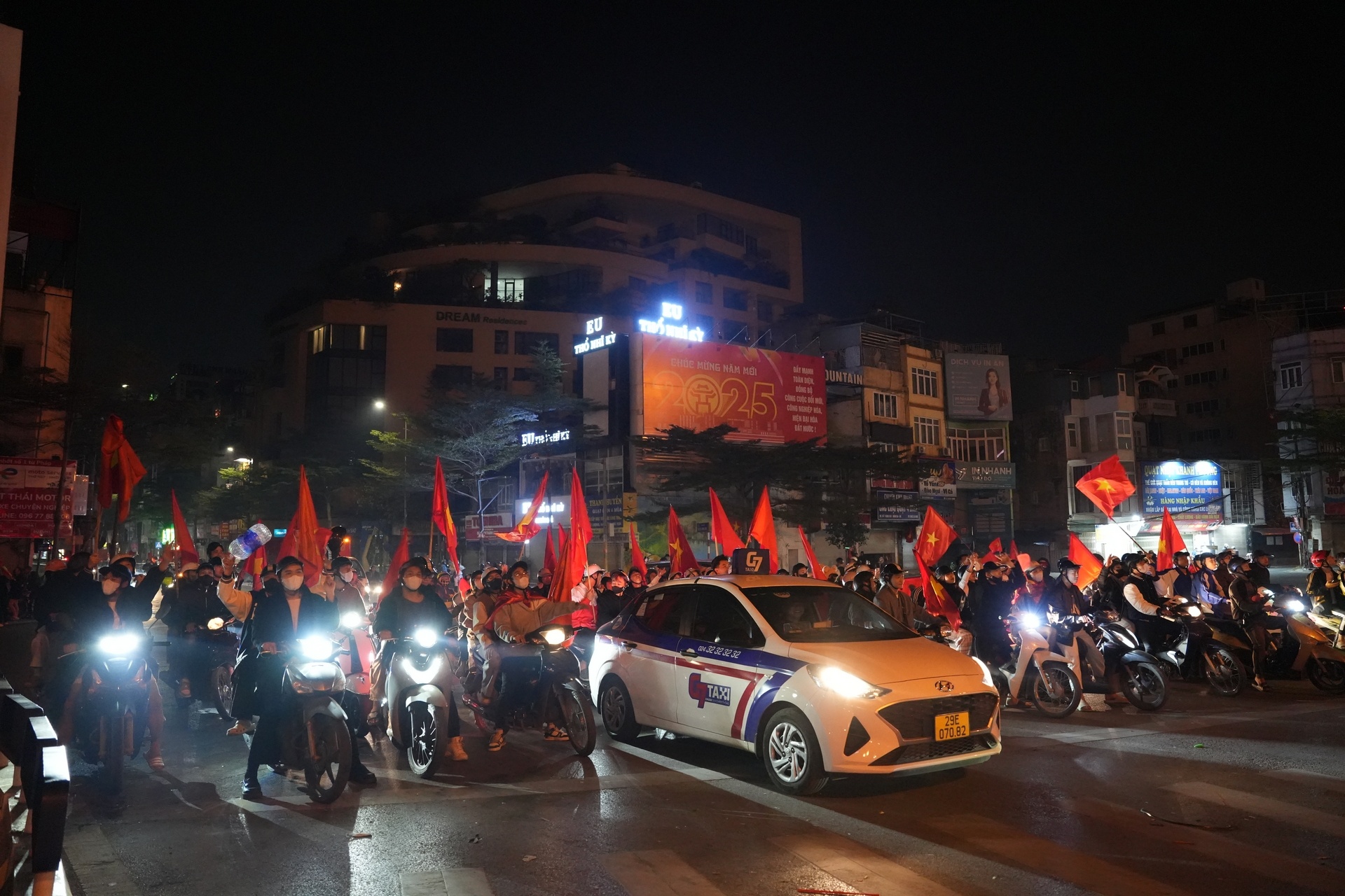 Người dân “Biển người” mừng đội tuyển Việt Nam vô địch ASEAN Cup 2024