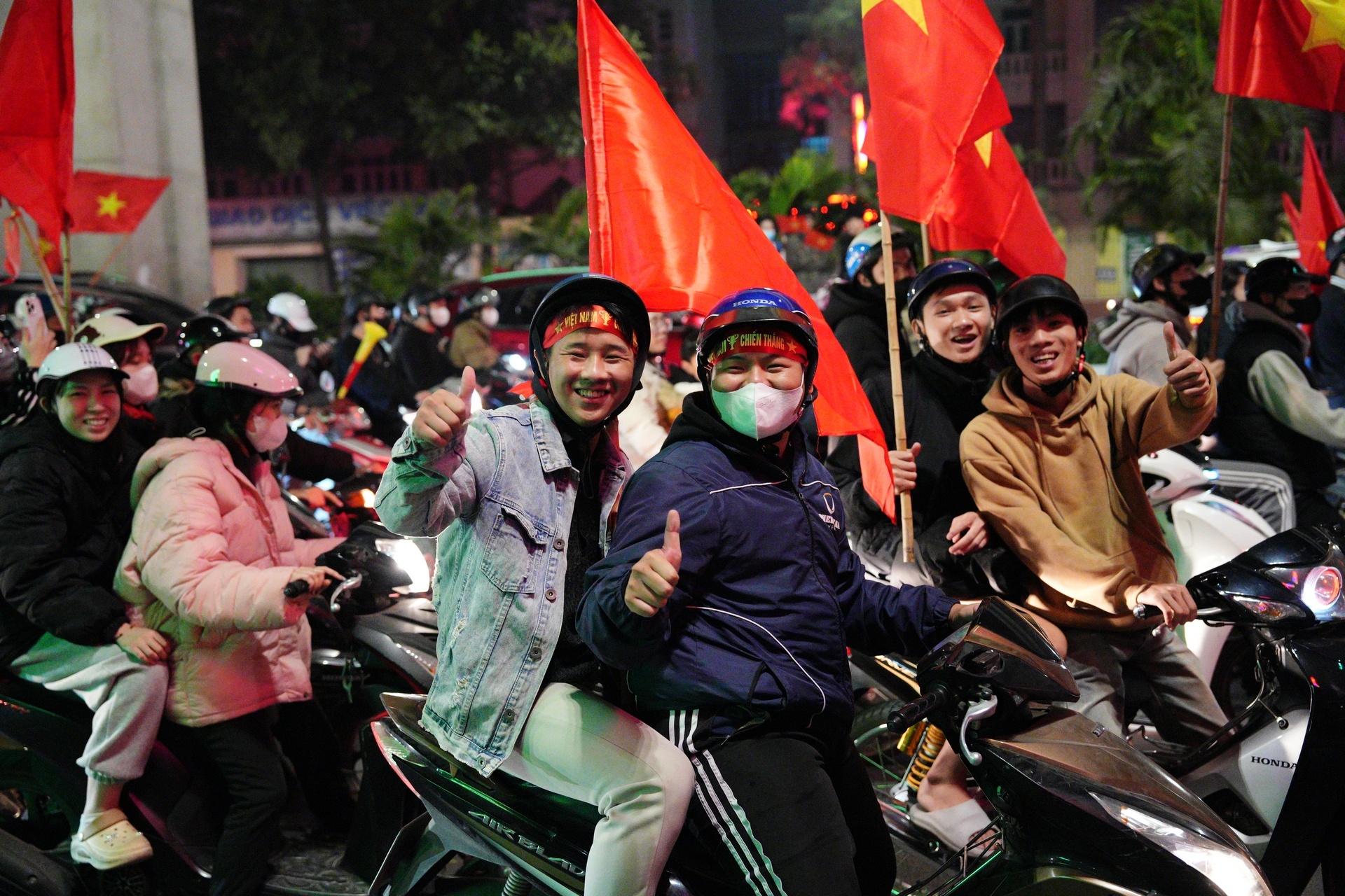Hàng triệu người xuống đường ăn mừng tuyển Việt Nam vô địch ASEAN Cup 2024 Hàng triệu người xuống đường ăn mừng tuyển Việt Nam vô địch ASEAN Cup 2024