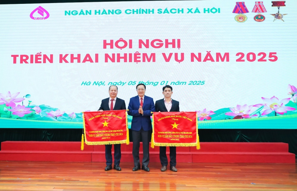 Tổng giám đốc NHCSXH Dương Quyết Thắng trao Cờ thi đua của Ngân hàng Nhà nước cho 02 đơn vị đạt thành tích xuất sắc, dẫn đầu phong trào thi đua năm 2023