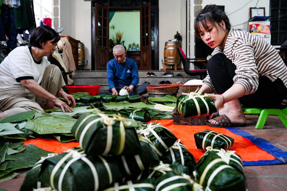 Làng Bạc rộn ràng gói bánh chưng thời điểm cận Tết Làng Bạc rộn ràng gói bánh chưng thời điểm cận Tết