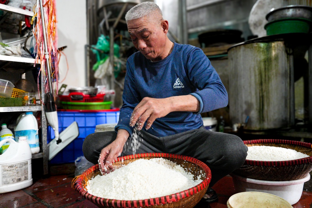 Làng Bạc rộn ràng gói bánh chưng thời điểm cận Tết