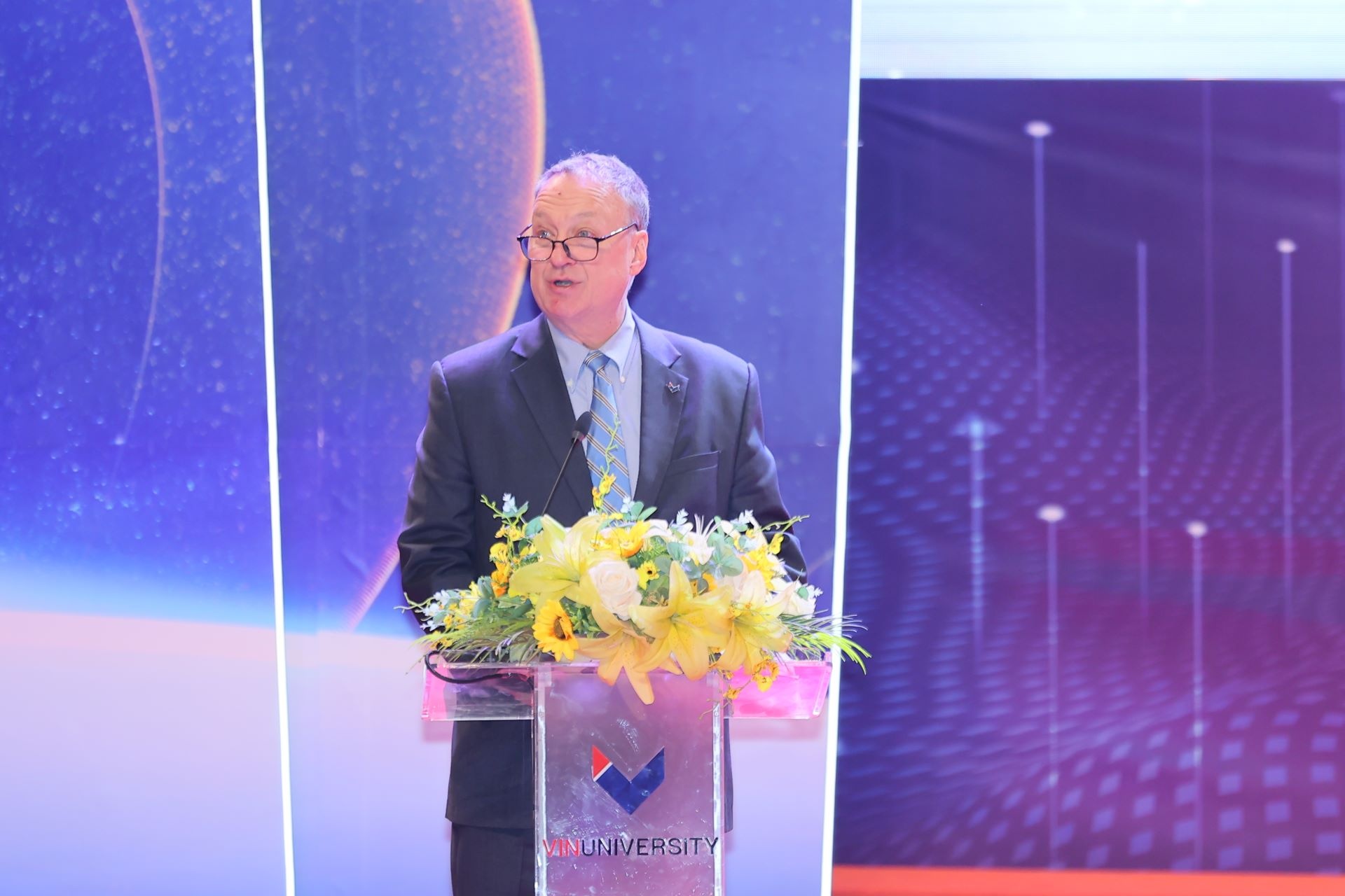 GS.BS. David Bangsberg, Hiệu trưởng Trường Đại học VinUni, chia sẻ tại buổi lễ