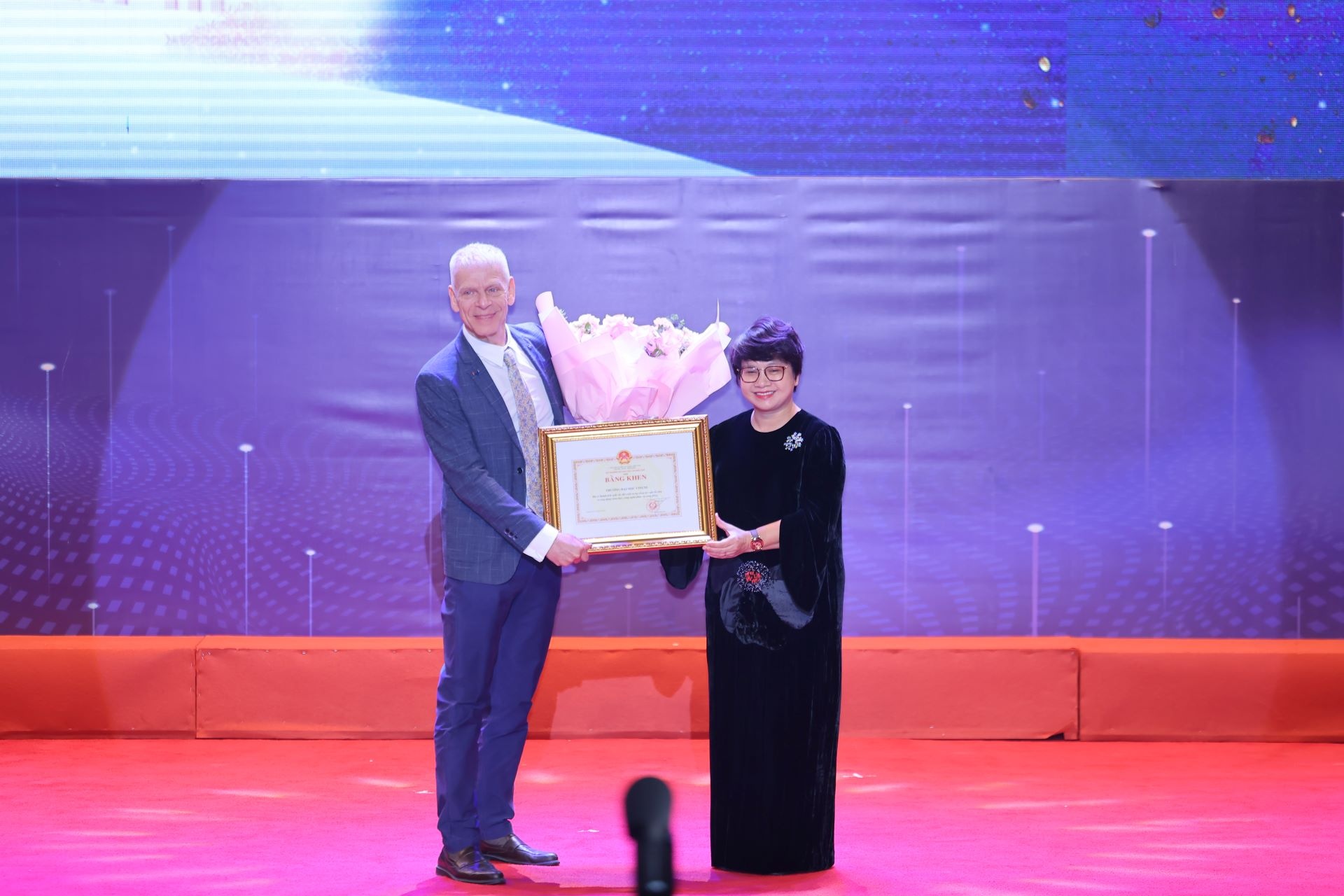 GS.TS. Laurent El Ghaoui, Hiệu phó phụ trách Nghiên cứu & Đổi mới sáng tạo thay mặt nhà trường nhận bằng khen từ Vụ trưởng Vụ Giáo dục đại học, Bộ Giáo dục và Đào tạo