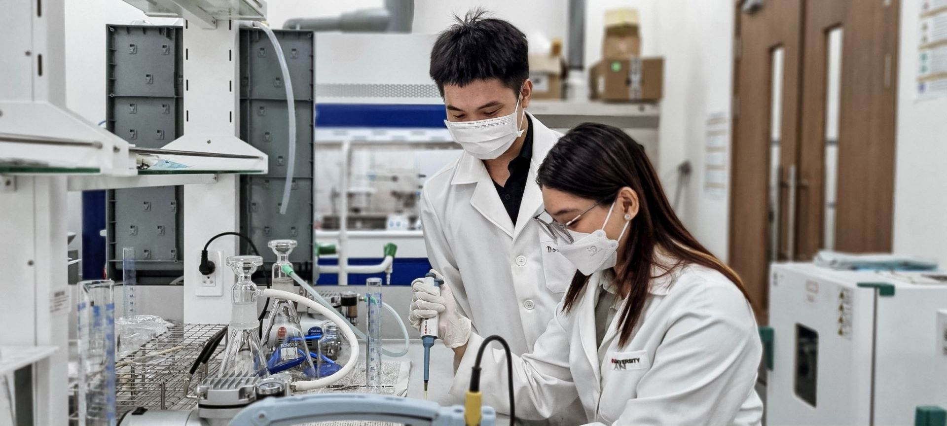 Trung tâm Khoa Học Vật Liệu Kỹ Thuật Số (DMS Lab) tại VinUni với trang thiết bị tối tân, tích hợp công nghệ tiên tiến với những hiểu biết từ khoa học xã hội, vật liệu kỹ thuật số và năng lượng bền vững