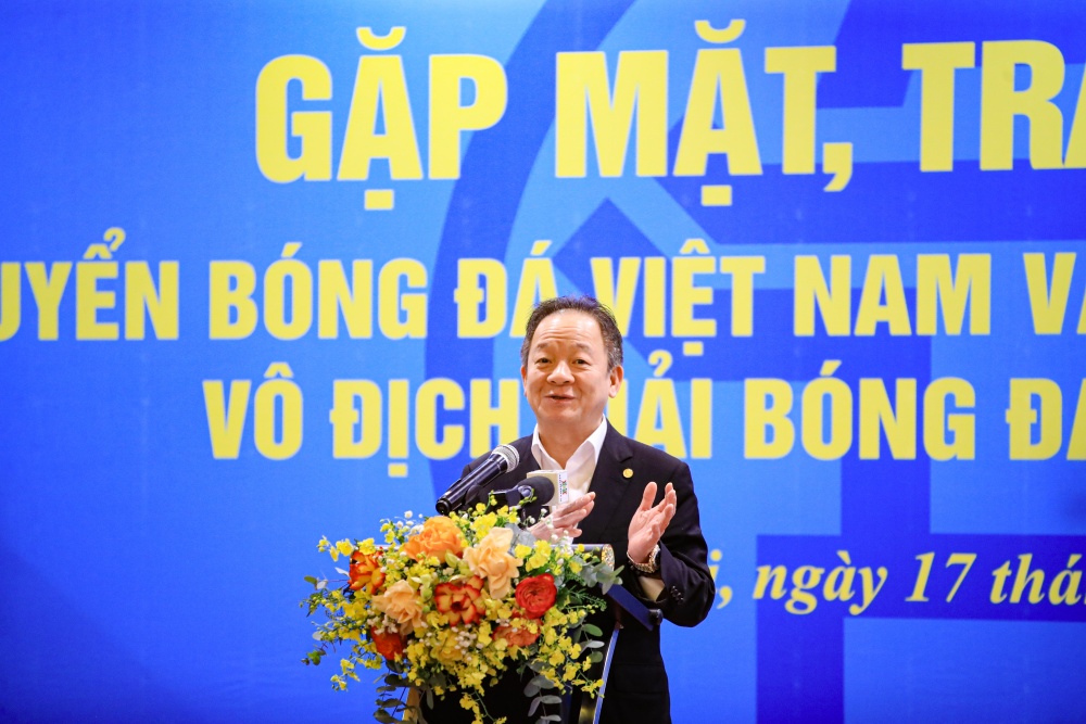 Nhà sáng lập, Chủ tịch điều hành Tập đoàn T&T Group, Chủ tịch Ngân hàng SHB, ông Đỗ Quang Hiển chúc mừng thành tích của các cầu thủ Hà Nội và đội tuyển Việt Nam
