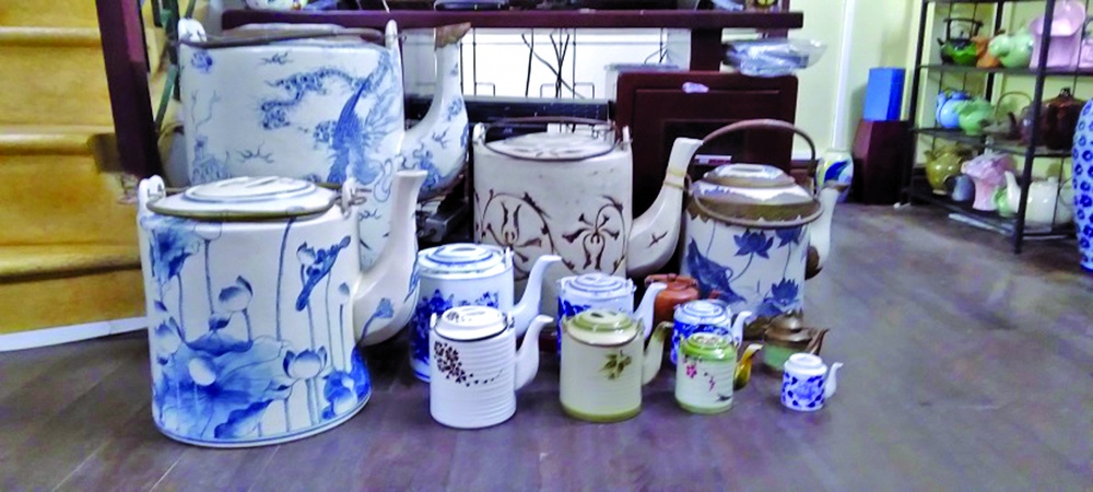 Những chiếc ấm tích trong bộ sưu tập của nhà văn  