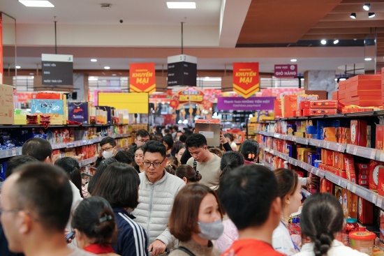 Người dân chen chân mua sắm tại siêu thị trong những ngày cận Tết