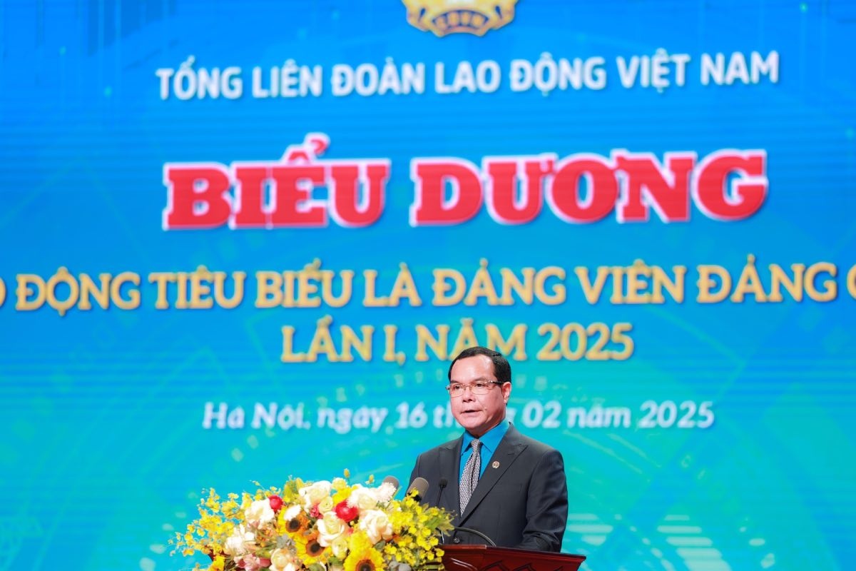 Đồng chí Nguyễn Đình Khang - Ủy viên Trung ương Đảng, Bí thư Đảng ủy, Chủ tịch Tổng Liên đoàn Lao động Việt Nam phát biểu 