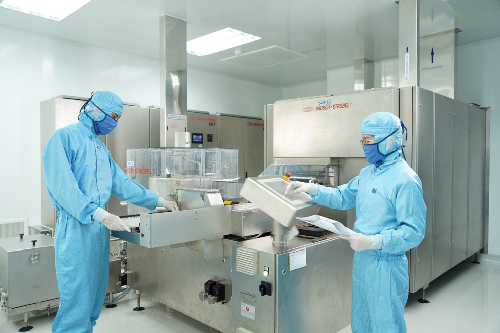 Nhân viên làm việc tại nhà máy Imexpharm. Ảnh: Imexpharm 