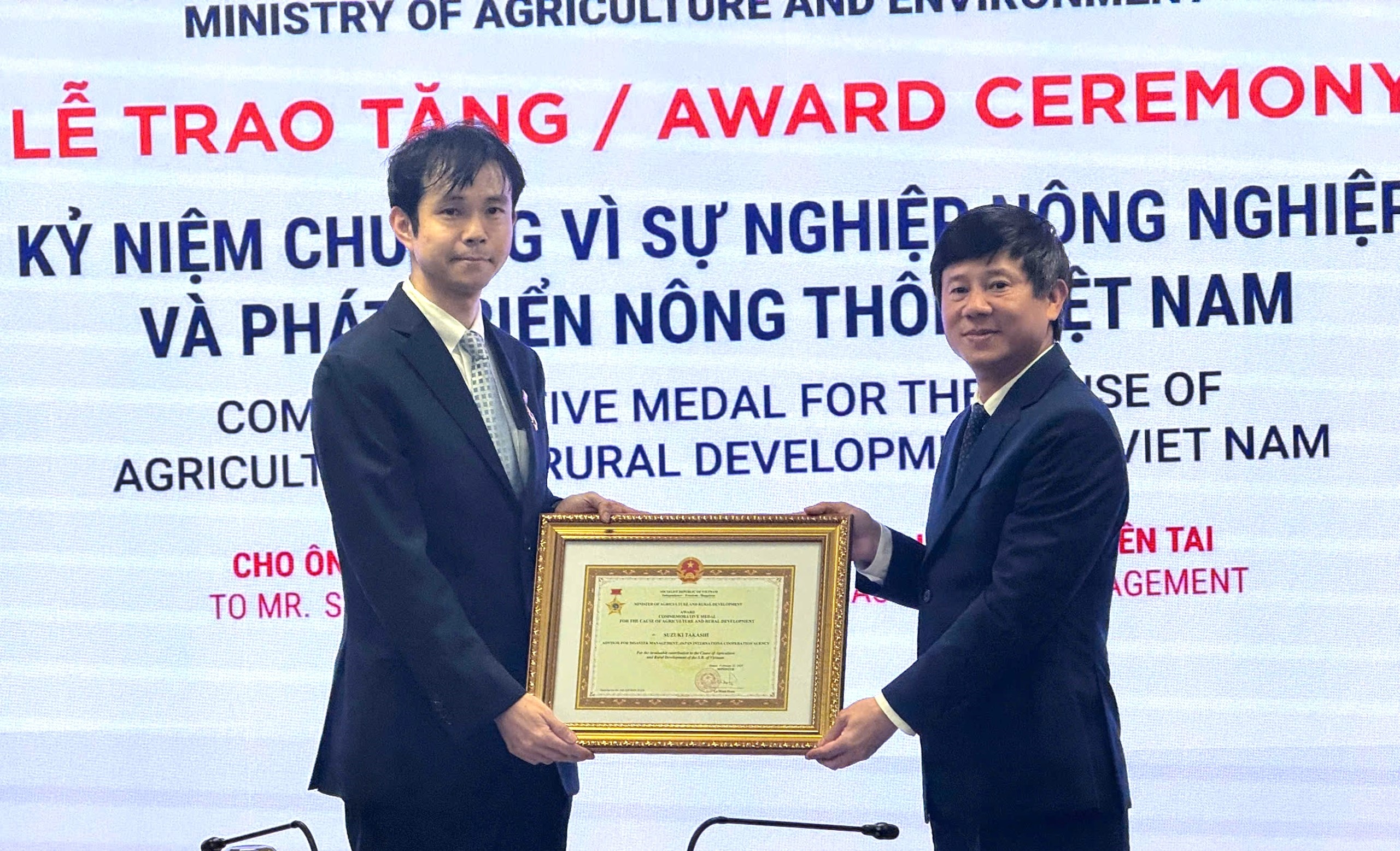 Ông Suzuki nhận Kỷ niệm chương