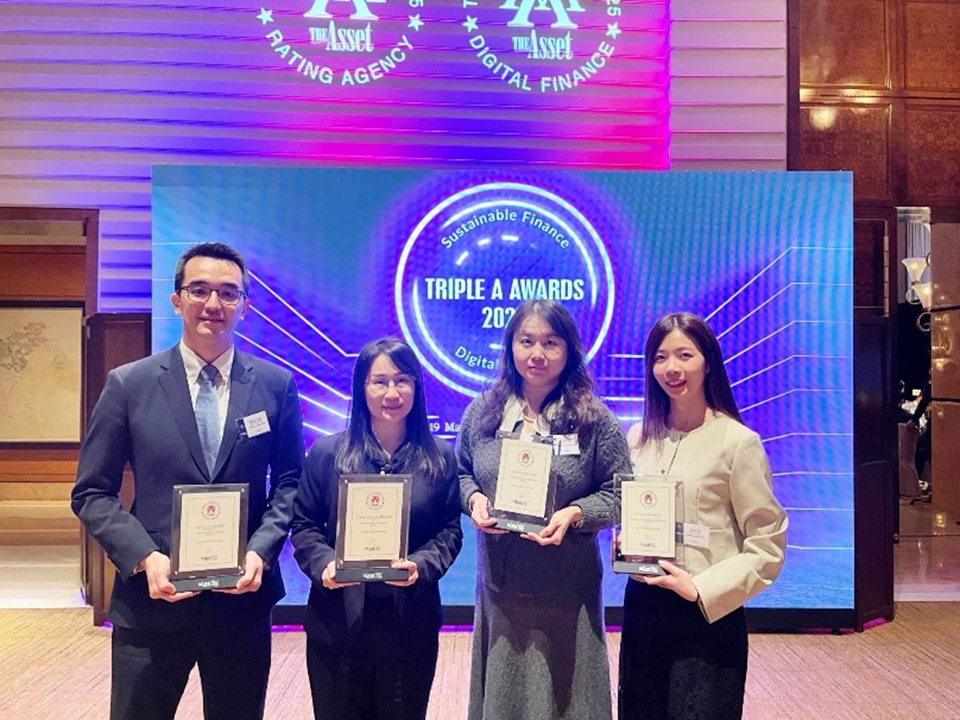 Các đại diện của Ngân hàng Cathay United Bank (CUB) nhận giải thưởng The Asset Triple A Digital Awards 2025. Ảnh: CUB.