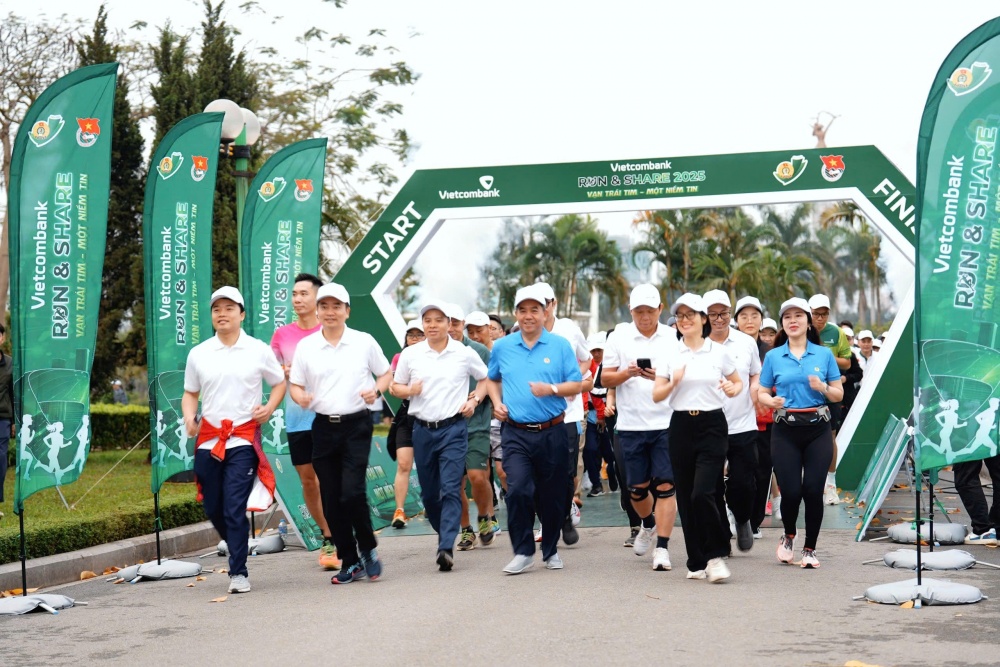 Hơn 500 VĐV tham gia Giải chạy “Vietcombank Run & Share 2025: Vạn trái tim - Một niềm tin”
