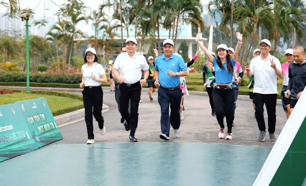 Hơn 500 VĐV tham gia Giải chạy “Vietcombank Run & Share 2025: Vạn trái tim - Một niềm tin”