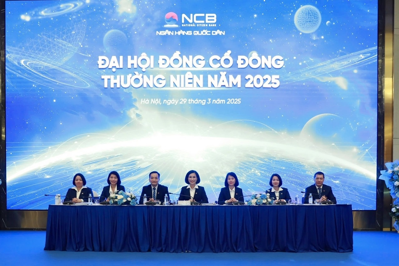 Ban chủ tọa chia sẻ với cổ đông tại Đại hội