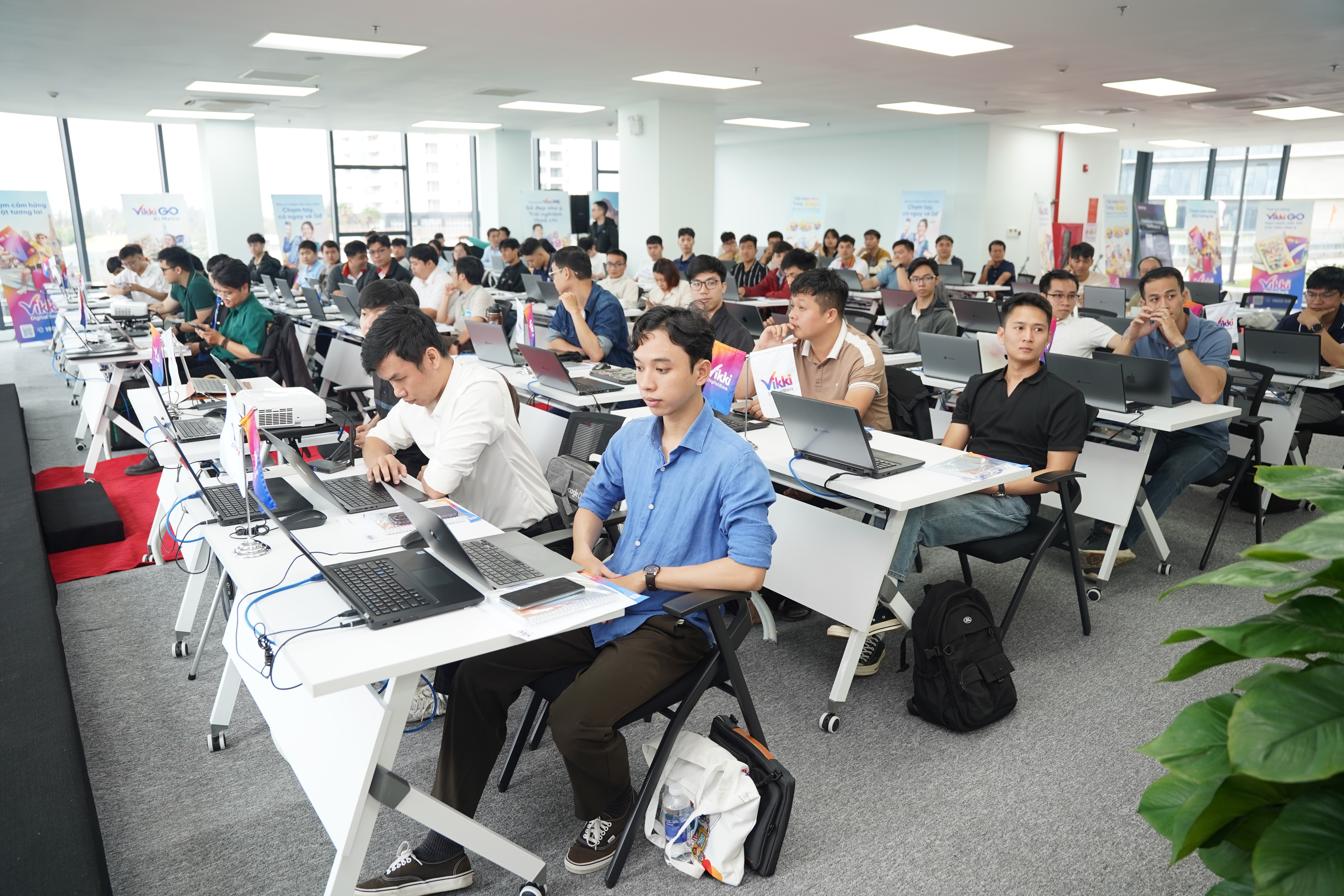 Các sinh viên của khoá đào tạo thiết kế bán dẫn chuyên sâu đầu tiên tại Trung tâm nghiên cứu, đào tạo thiết kế vi mạch
