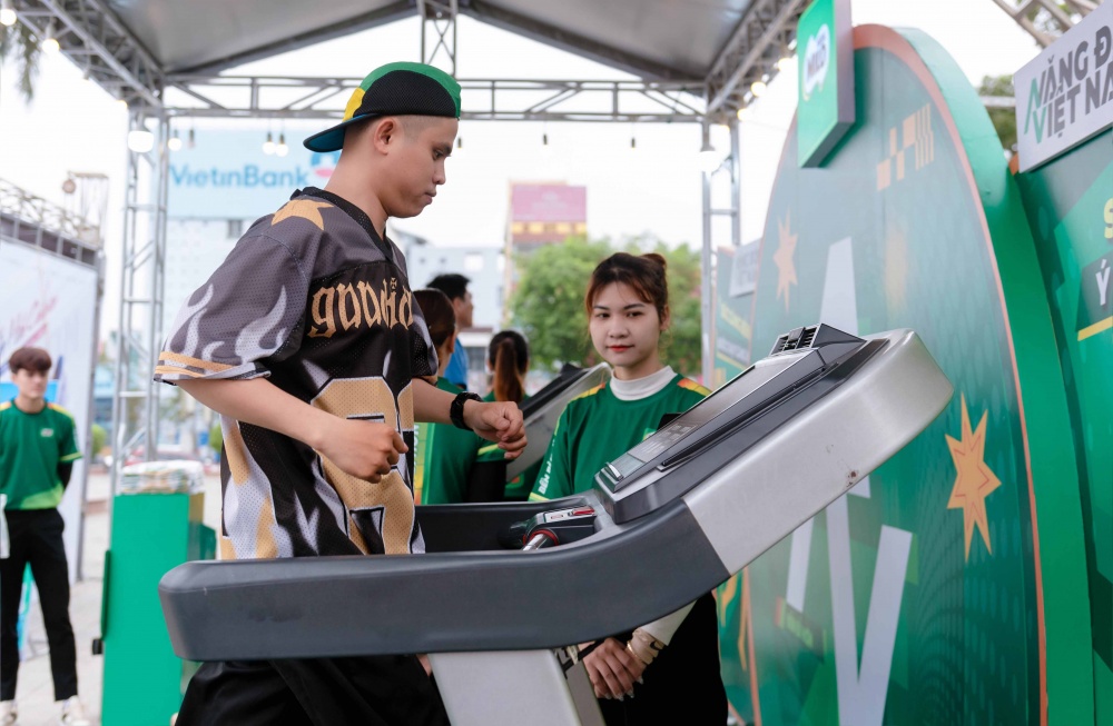 Khu vực trải nghiệm thể lực “Năng Động Việt Nam” của Nestlé MILO tại Giải Tiền Phong Marathon - năm 2025, nơi người tham dự có thể tham gia thử thách chạy bộ, kiểm tra sức bền và nhận quà tặng từ nhãn hàng.