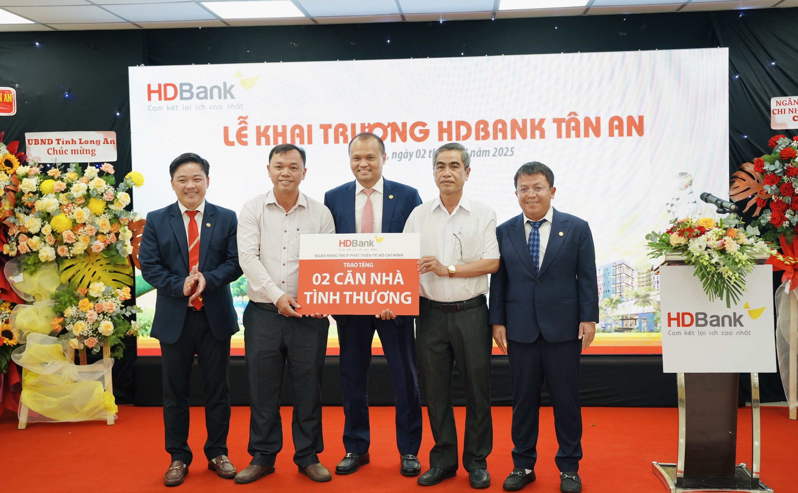 Dịp này, HDBank đã trao tặng kinh phí xây dựng 02 căn nhà tình thương cho các hộ nghèo trên địa bàn. 