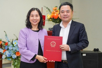 Trao Quyết định giao Quyền Vụ trưởng Vụ Hợp tác quốc tế NHNN