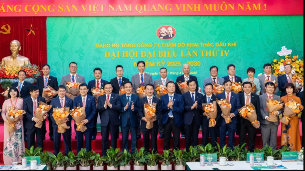Lãnh đạo Petrovietnam chụp ảnh cùng Ban chấp hành Đảng bộ Tổng công ty Thăm dò khai thác dầu khí nhiệm kỳ2025-2030.