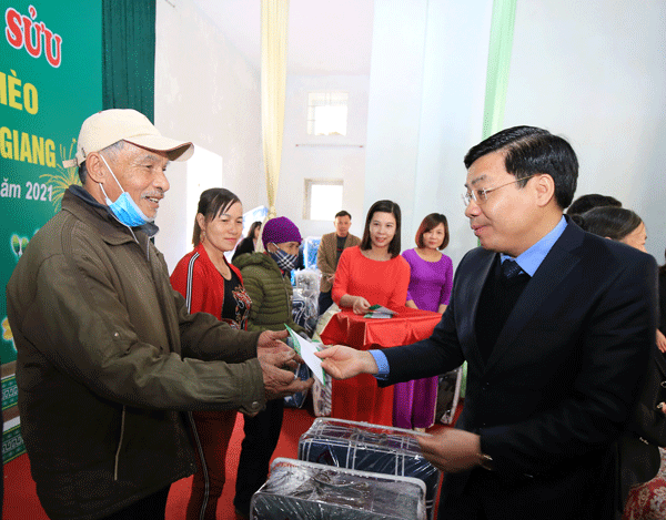 nhung mon qua tet mang tam tinh cua nguoi can bo ao hong