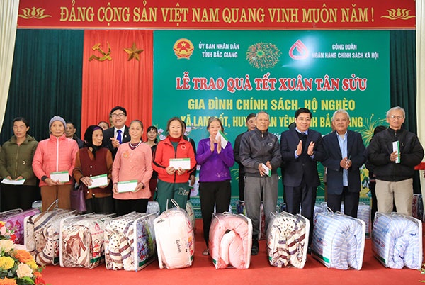 nhung mon qua tet mang tam tinh cua nguoi can bo ao hong