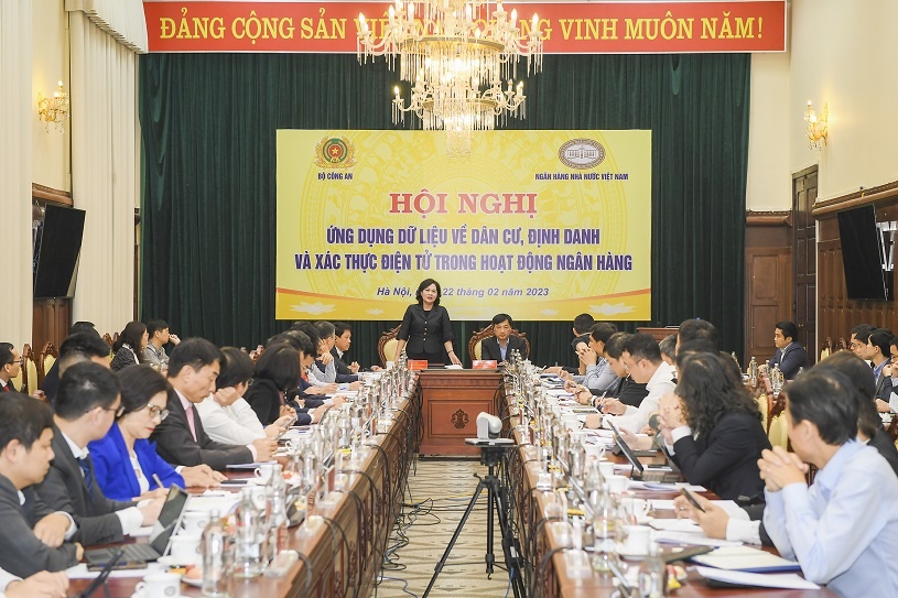 thuc day ung dung du lieu ve dan cu trong hoat dong ngan hang