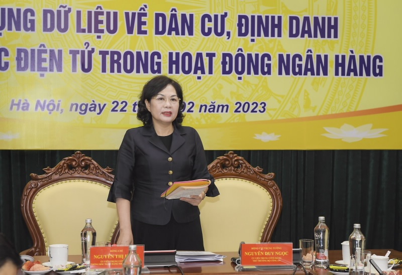 thuc day ung dung du lieu ve dan cu trong hoat dong ngan hang