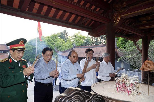 chu tich nuoc nguyen xuan phuc dang huong to mau au co va quoc to lac long quan
