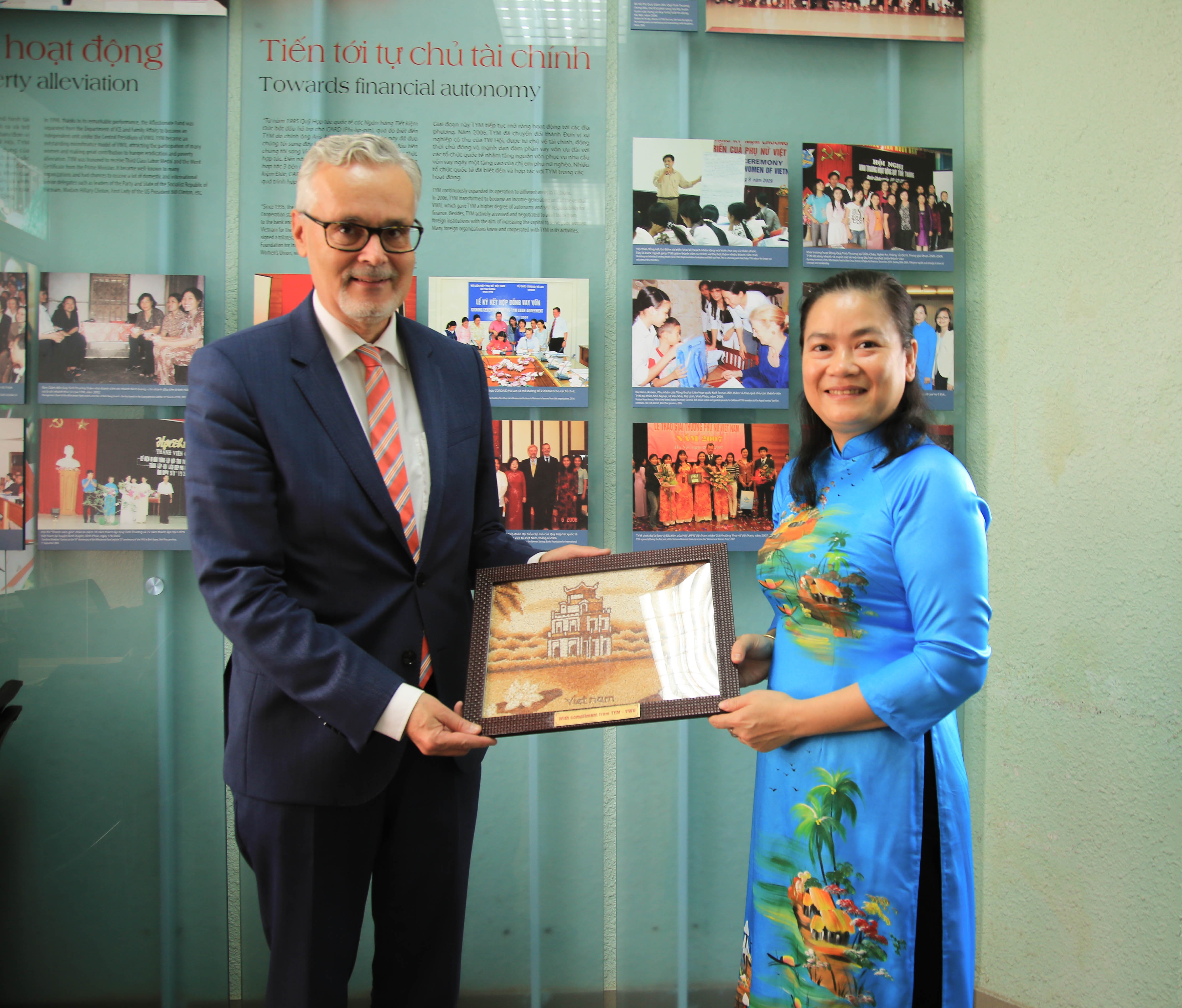 Đại sứ Đức tại Việt Nam thăm mô hình hoạt động tài chính vi mô của TYM Đại sứ Đức tại Việt Nam thăm mô hình hoạt động tài chính vi mô của TYM