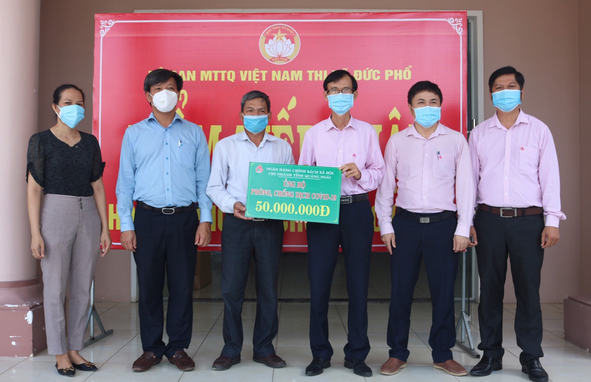 trao ung ho phong chong dich covid 19 tai thi xa duc pho