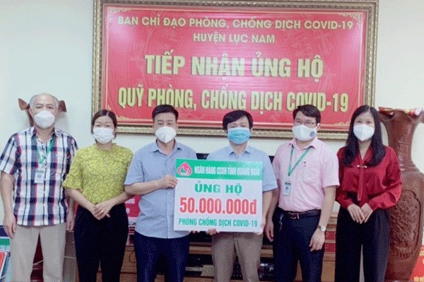 trao ung ho phong chong dich covid 19 tai thi xa duc pho
