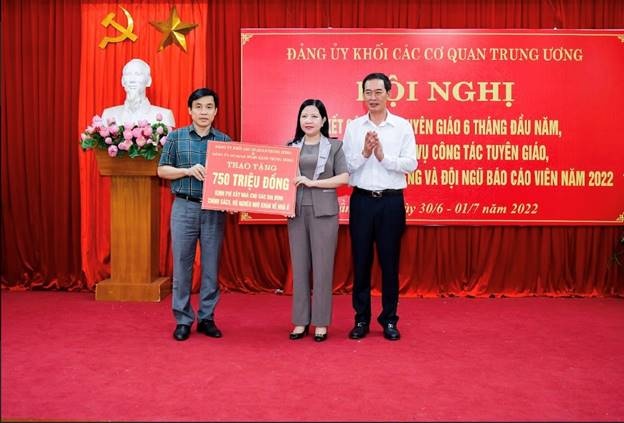 dang uy khoi cac co quan trung uong de cao vai tro neu guong cua can bo dang vien