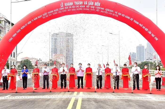 khanh thanh cau vuot tai nut giao giua duong hoang quoc viet duong nguyen van huyen