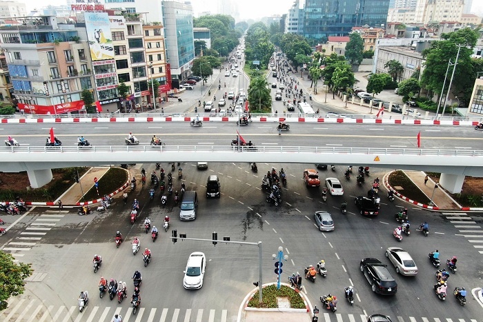 khanh thanh cau vuot tai nut giao giua duong hoang quoc viet duong nguyen van huyen