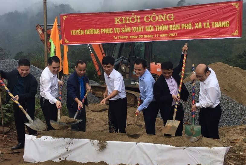lao cai cac ngan hang tang qua ho dan hoc sinh ngheo tai xa ta thang