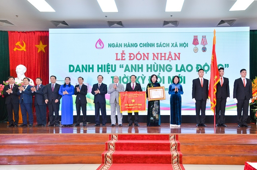 ngan hang chinh sach xa hoi don nhan danh hieu anh hung lao dong thoi ky doi moi
