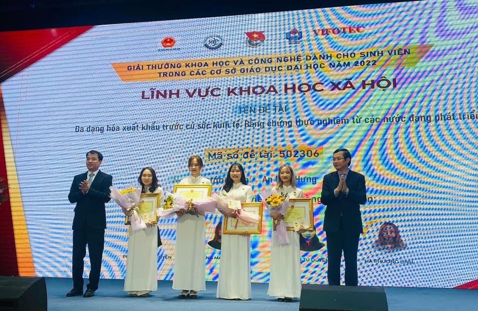 khoa kinh te hoc vien ngan hang khen thuong sinh vien dat thanh tich cao trong cuoc thi nckh