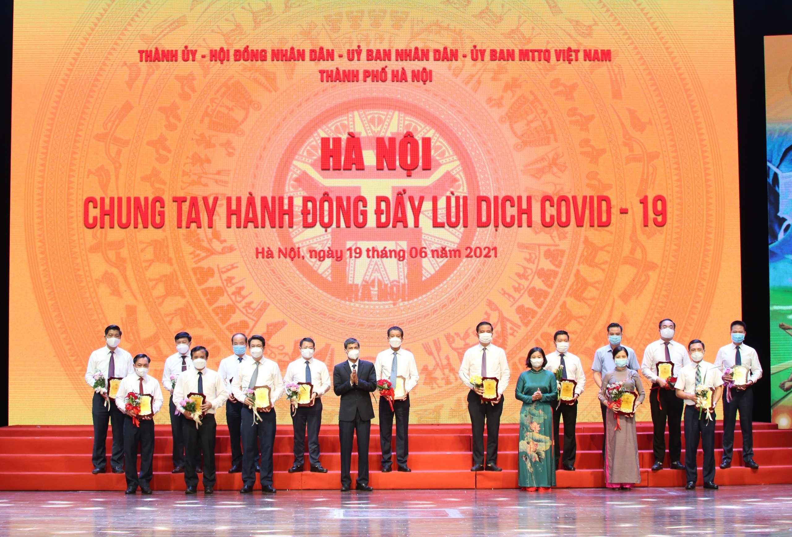 ha noi chung tay hanh dong day lui dich covid 19