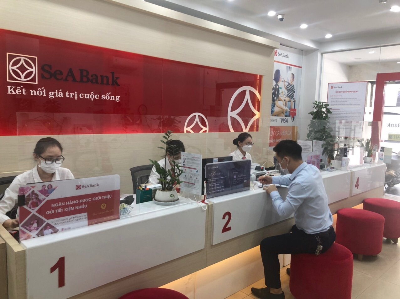 ha noi hoat dong ngan hang mo cua sau gan 2 thang gian cach xa hoi
