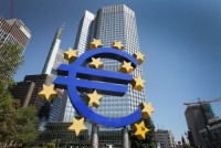 ECB giữ nguyên chính sách kích thích do lo ngại tăng trưởng chậm lại