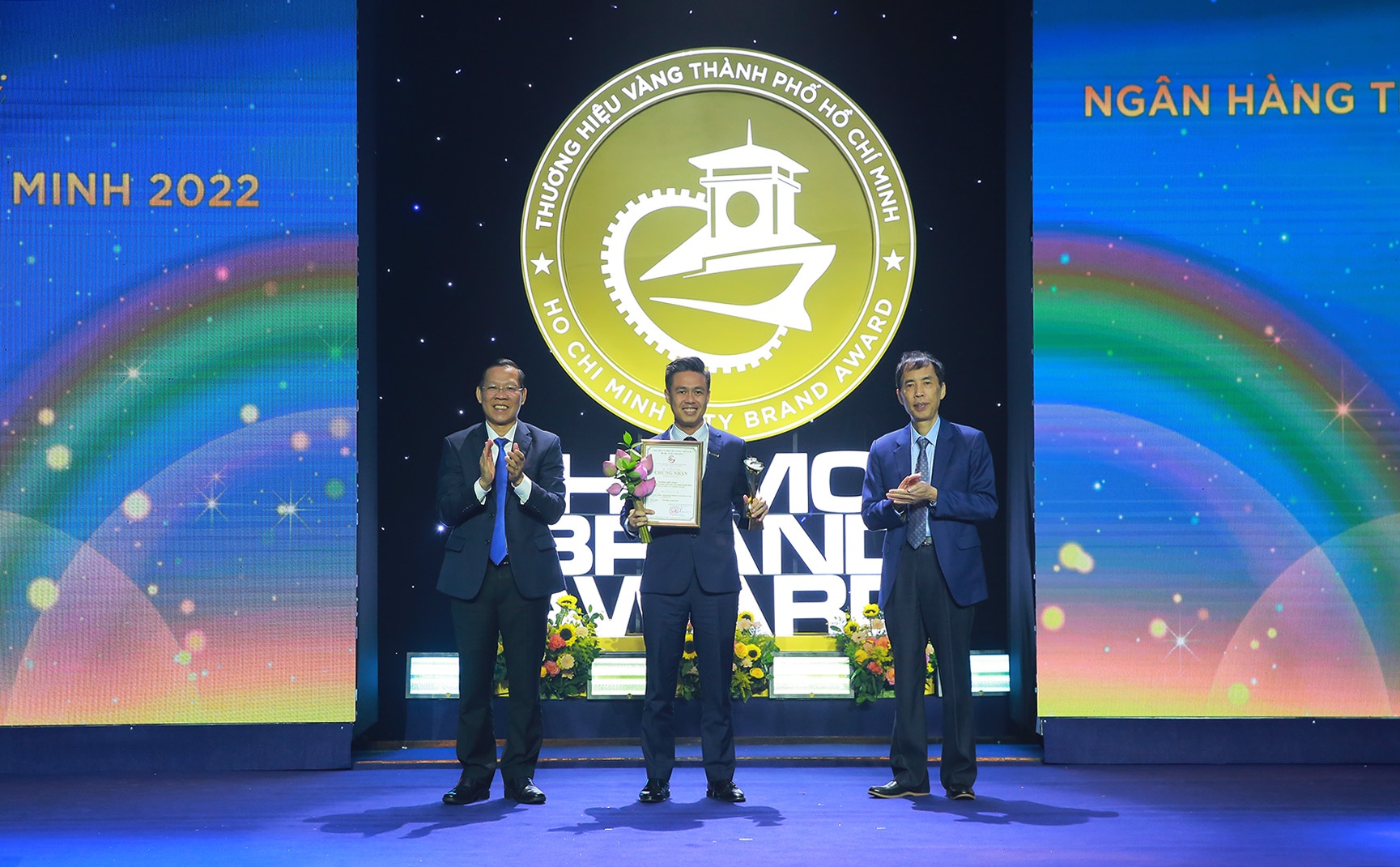 sacombank nhan 2 giai thuong ve thuong hieu