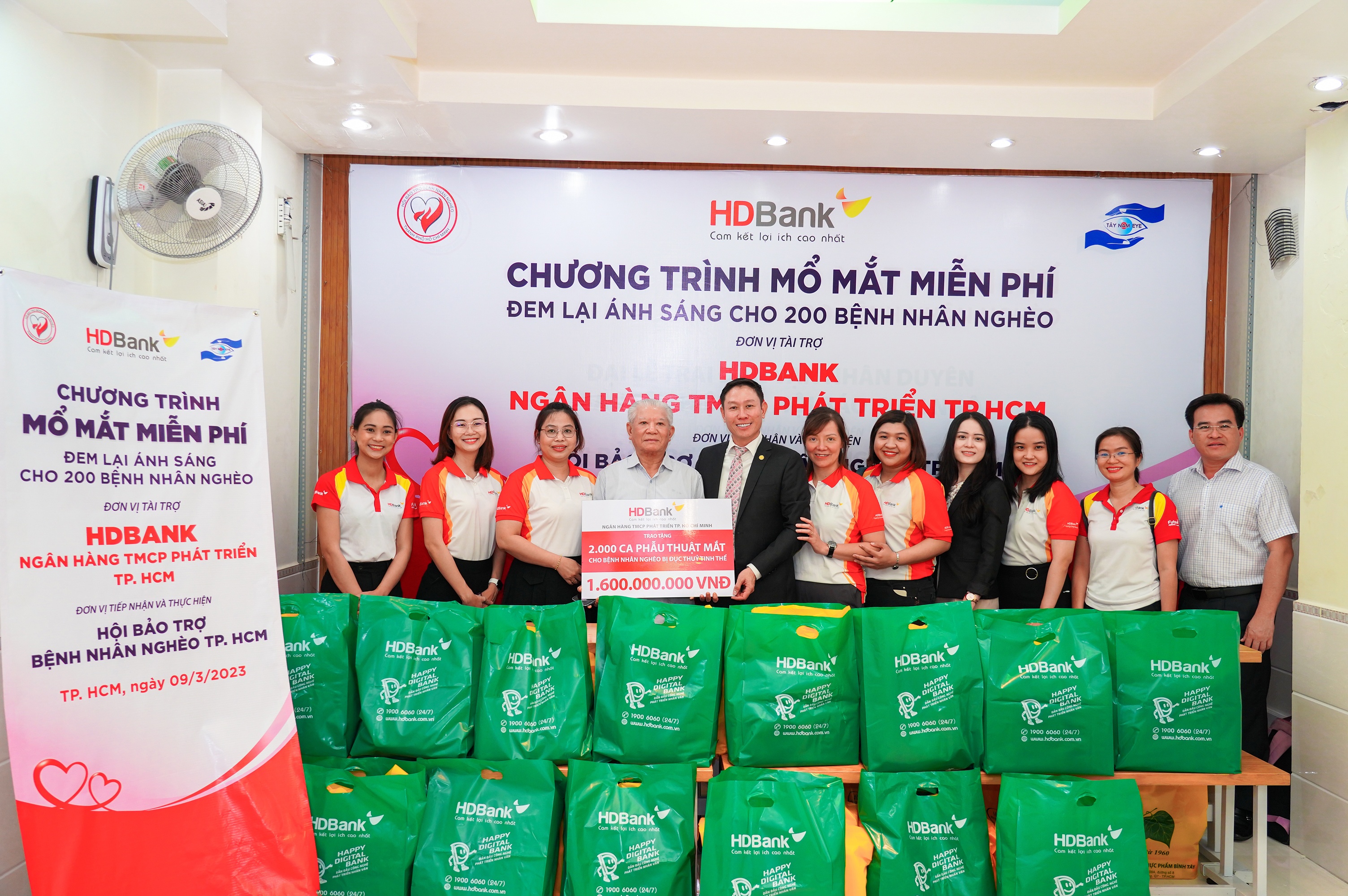 hon 200 nguoi ngheo tim lai anh sang