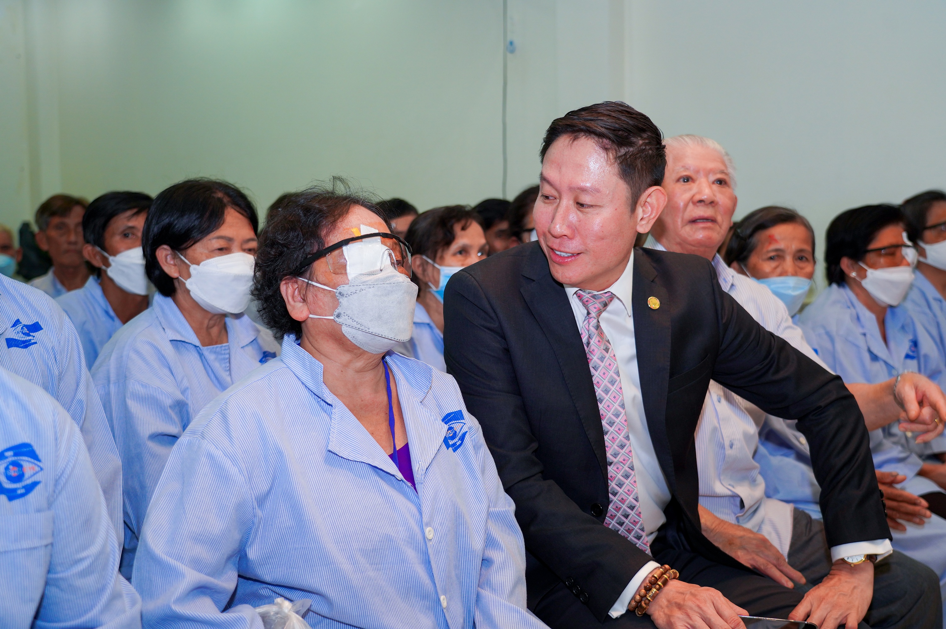 hon 200 nguoi ngheo tim lai anh sang