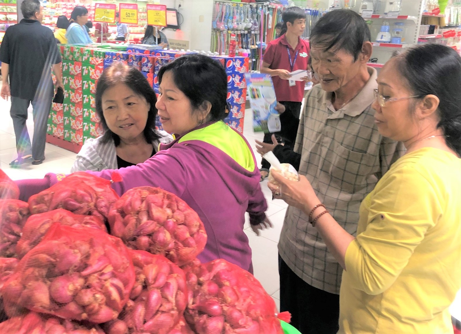 tphcm khuyen mai trong dip le day manh tieu thu hang hoa