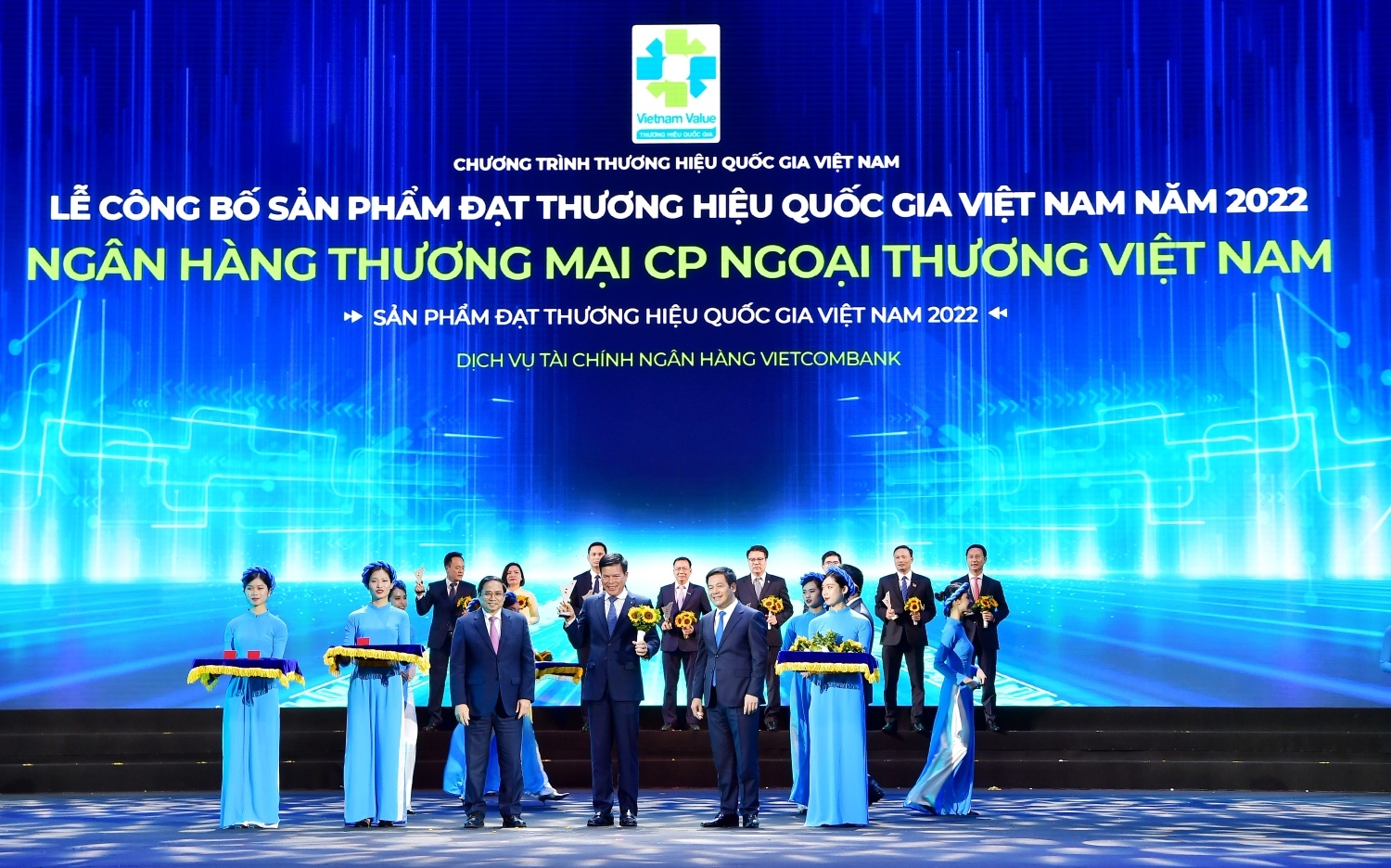 vietcombank xung danh don vi anh hung 137933