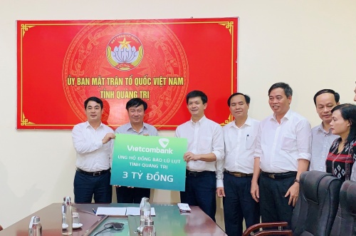vietcombank ung ho 11 ty dong giup mien trung vuot qua kho khan truoc thien tai lu lut