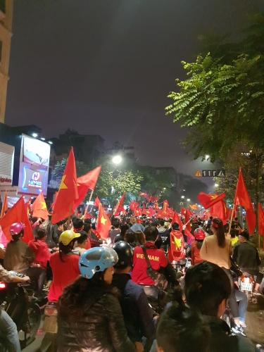 Người dân đổ ra đường mừng chiến thắng của đội tuyển Việt Nam