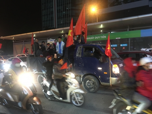Người dân đổ ra đường mừng chiến thắng của đội tuyển Việt Nam