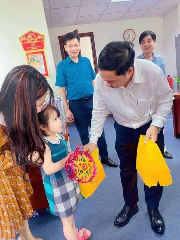 vu kiem toan noi bo tang qua cho con em can bo cong chuc nhan dip tet trung thu