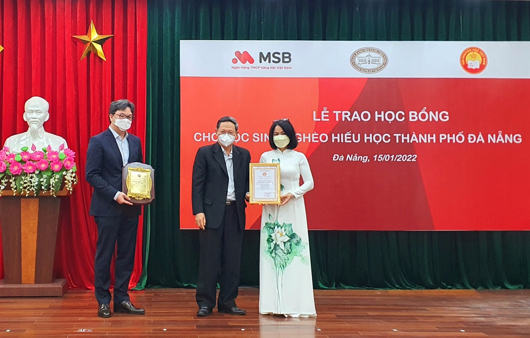 da nang trao 50 suat hoc bong cho sinh vuot kho